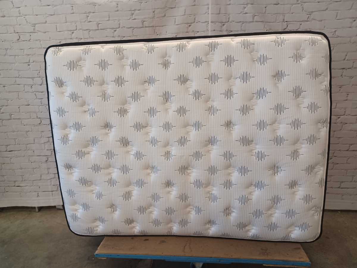 Ultra Luxury EuroTop Mattress with Memory Foam - Queen - Gallery Image 5